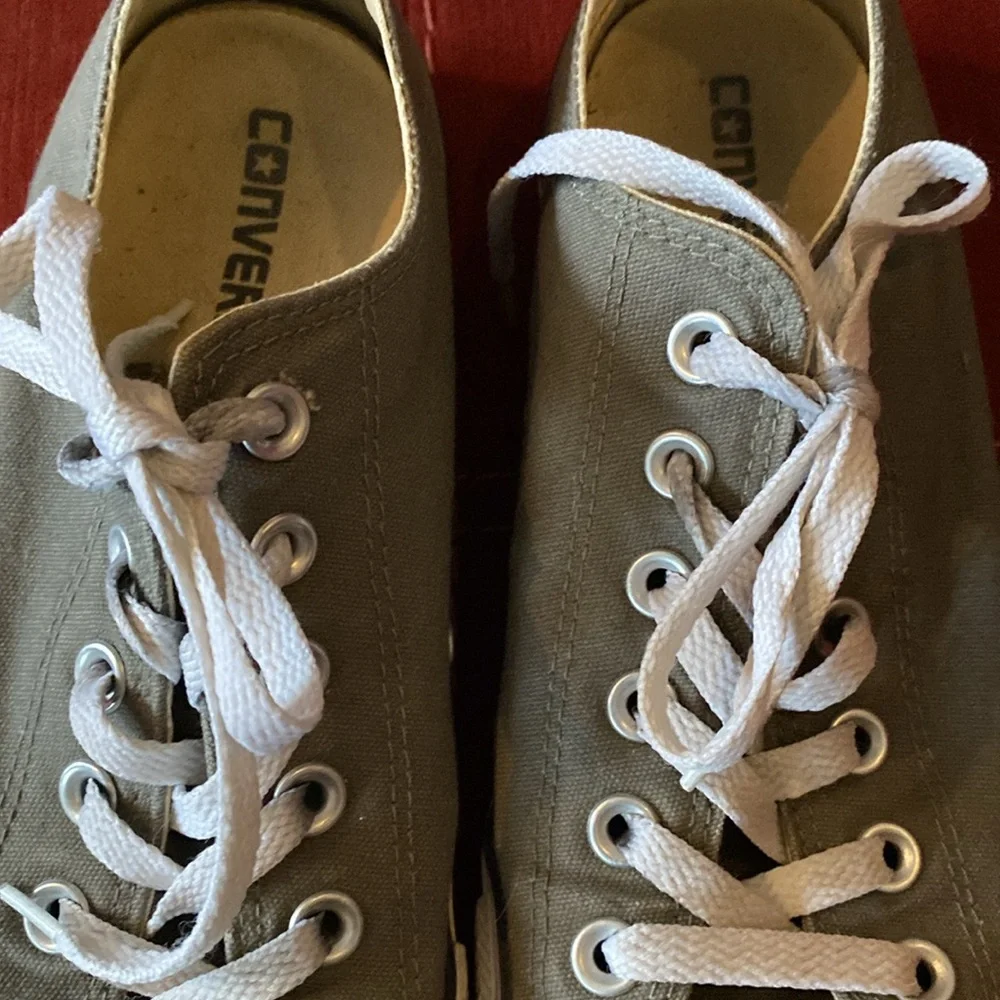 🌟 CONVERSE: Gray Chuck Taylors- W Size 8/M size 7 EUC